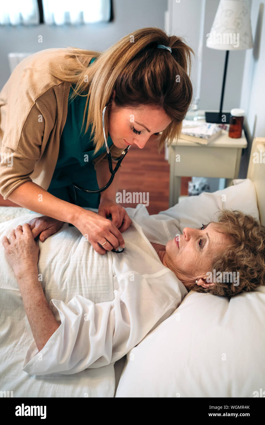 Hospital ward patient doctor hi-res stock photography and images - Alamy