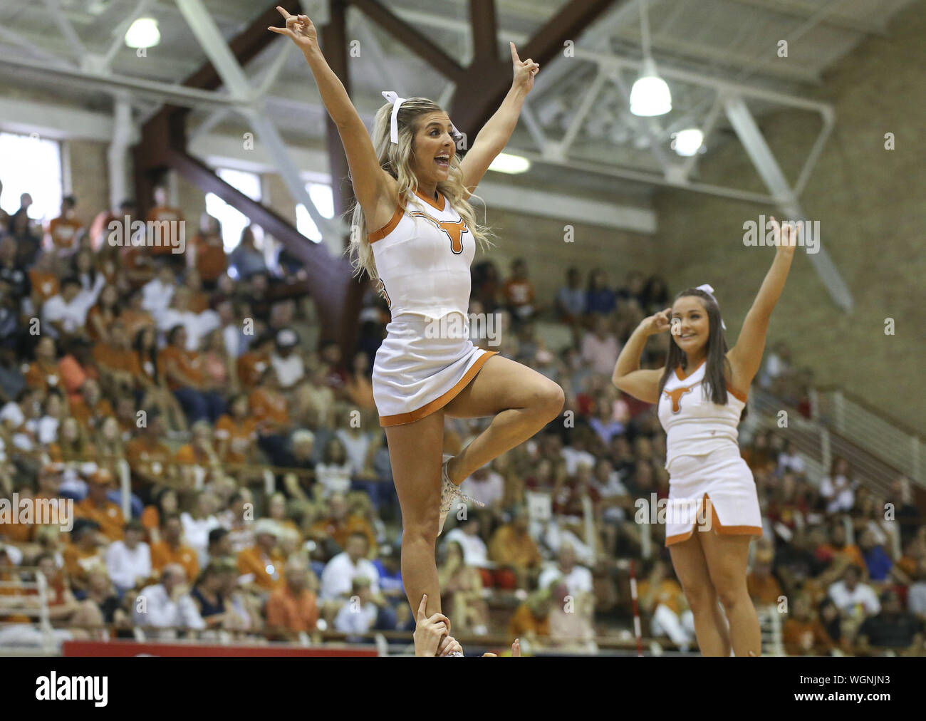 Austin, TX, USA. 1st Sep, 2019. The Texas Longhorns Cheerleaders during an NCAA volleyball match between the University of Texas and the University of Southern California at Gregory Gymnasium in Austin, Texas on September 1, 2019. Credit: Scott Coleman/ZUMA Wire/Alamy Live News Stock Photo