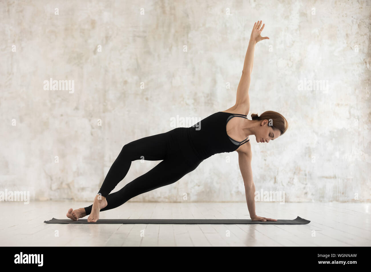 Vasisthasana exercise fotografías e imágenes de alta resolución - Alamy