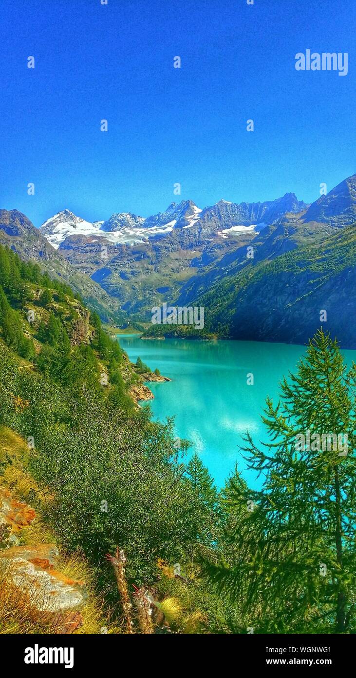 Blue water green mountains hi-res stock photography and images - Alamy