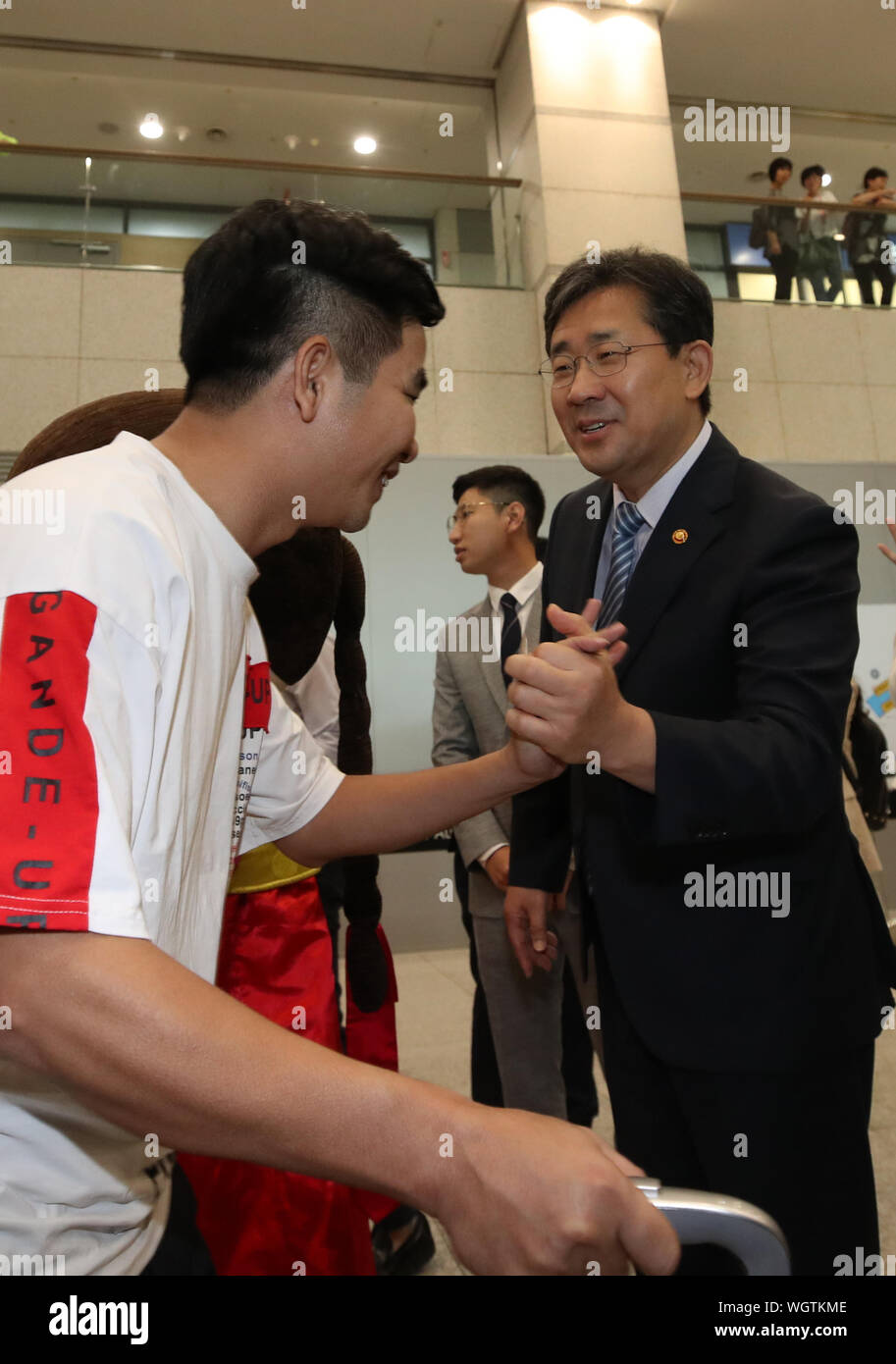 02nd Sep, 2019. Tourism minister greets Vietnamese tourists Culture, Sports and Tourism Minister Park Yang-woo (R) welcomes a Vietnamese tourist during a ceremony at Incheon airport, west of Seoul, on Sept. 2, 2019, to mark the week for cordially receiving Vietnamese visitors. Credit: Yonhap/Newcom/Alamy Live News Stock Photo