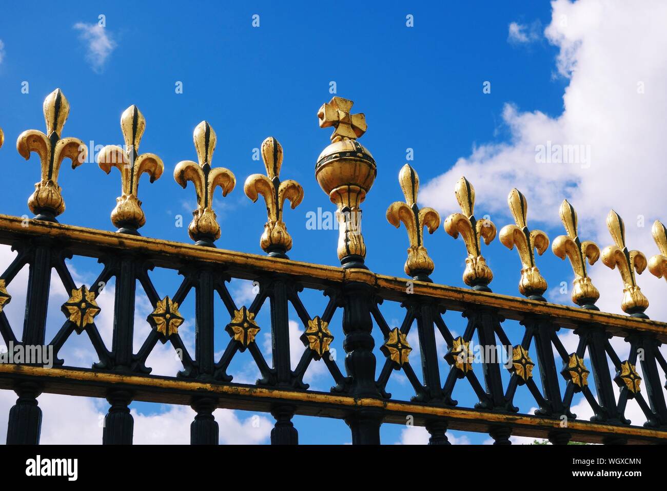 Buckingham palace security fence hires stock photography and images
