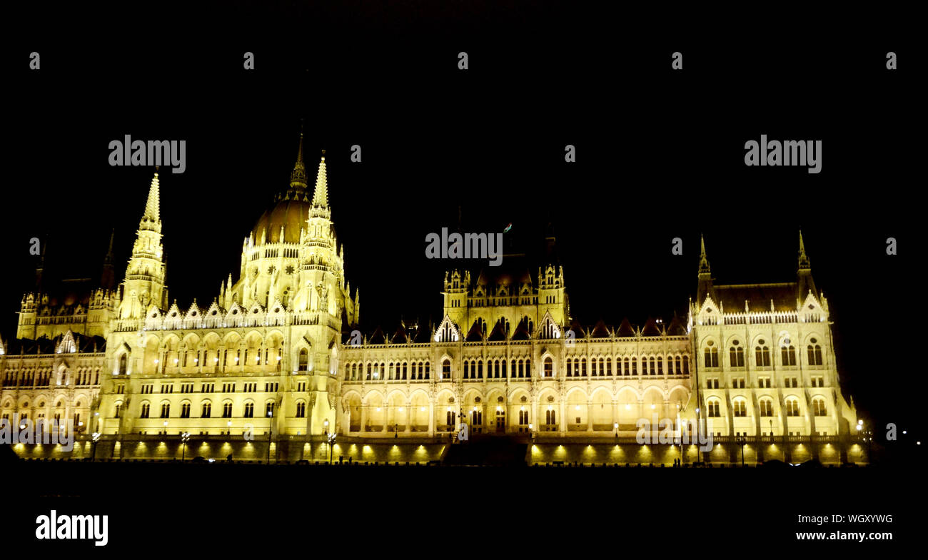 Hungarian parliament building night hi-res stock photography and images ...