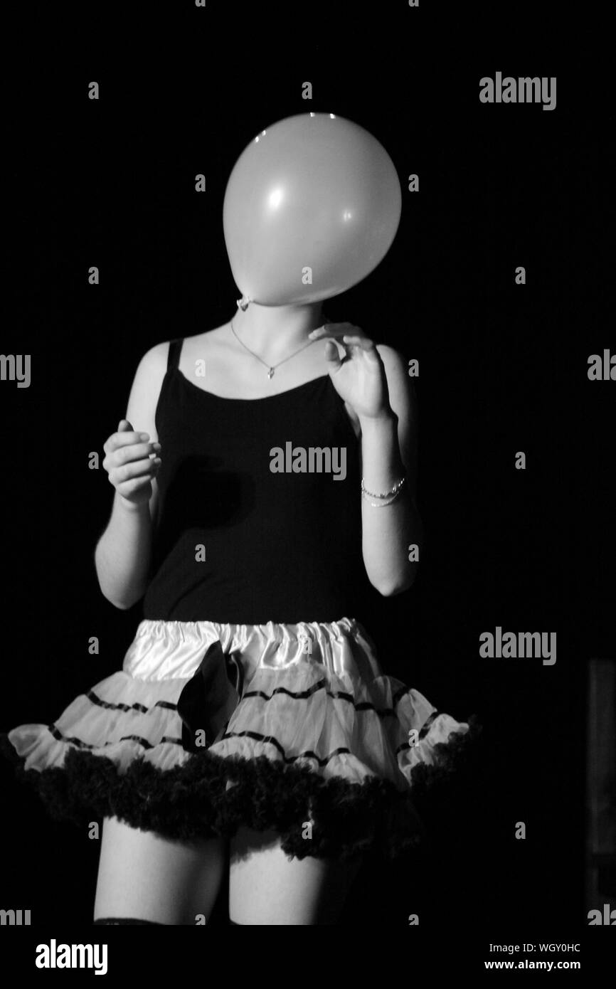 black balloon skirt outfit