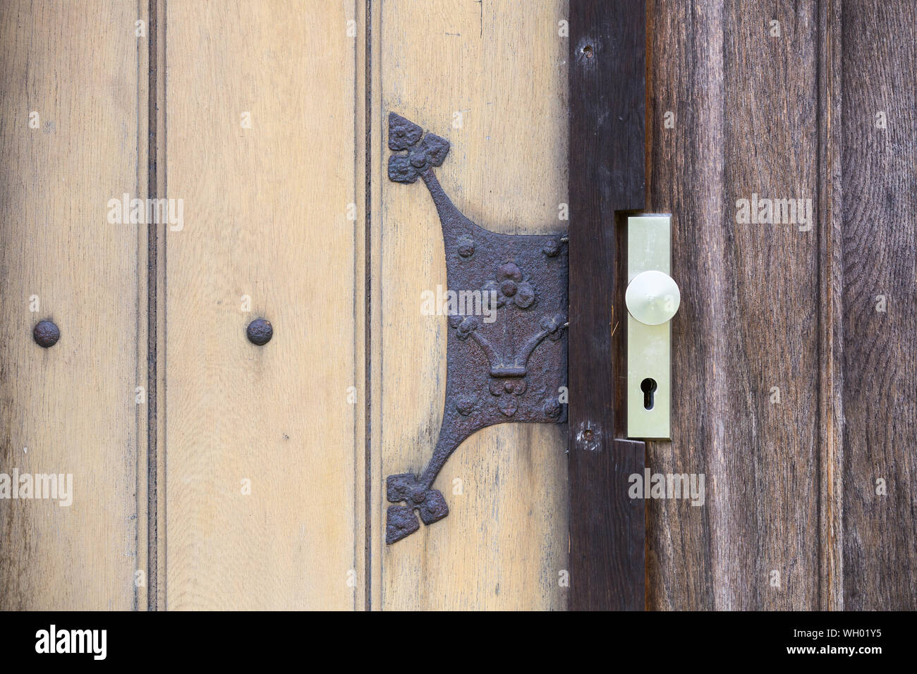 Closed old door entrance wood hi-res stock photography and images - Alamy