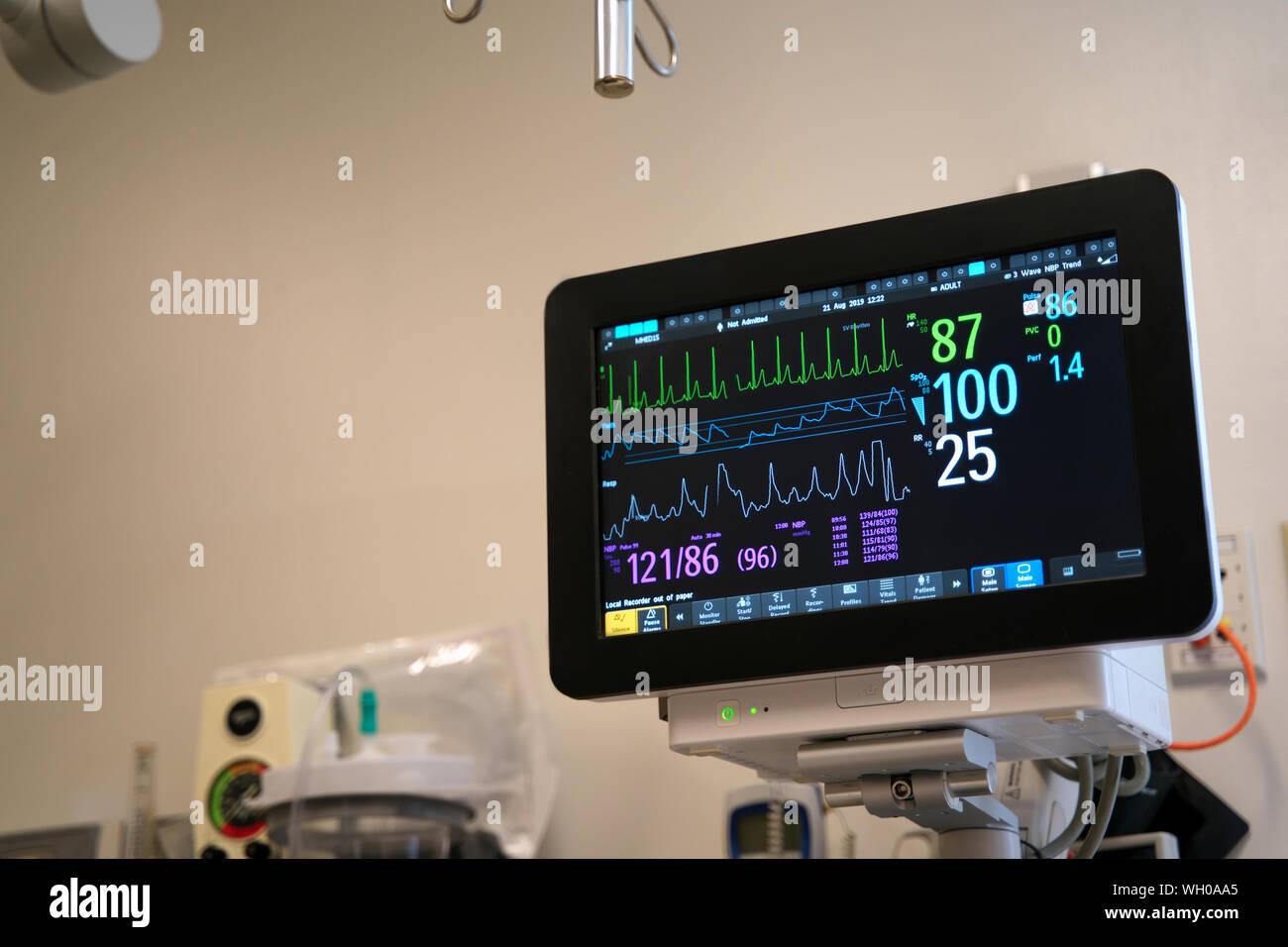 https://c8.alamy.com/comp/WH0AA5/patient-monitoring-systems-relay-blood-pressure-oxygen-levels-heart-rate-and-other-vital-data-in-today%60s-modern-hospital-WH0AA5.jpg