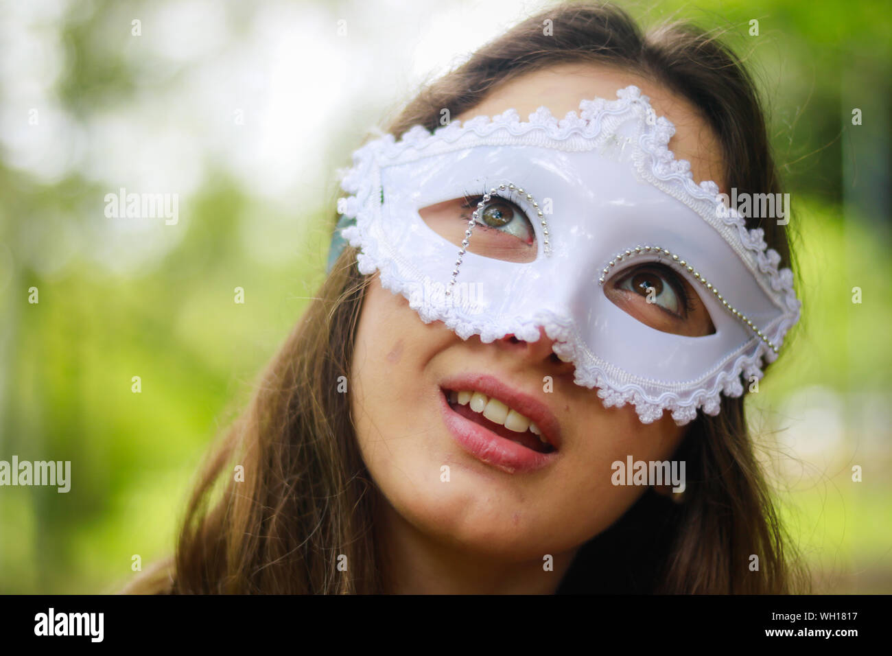 Woman with venetian mask hi-res stock photography and images - Alamy