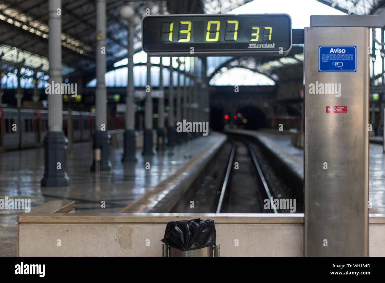 Clock railroad station platform clock hires stock photography and