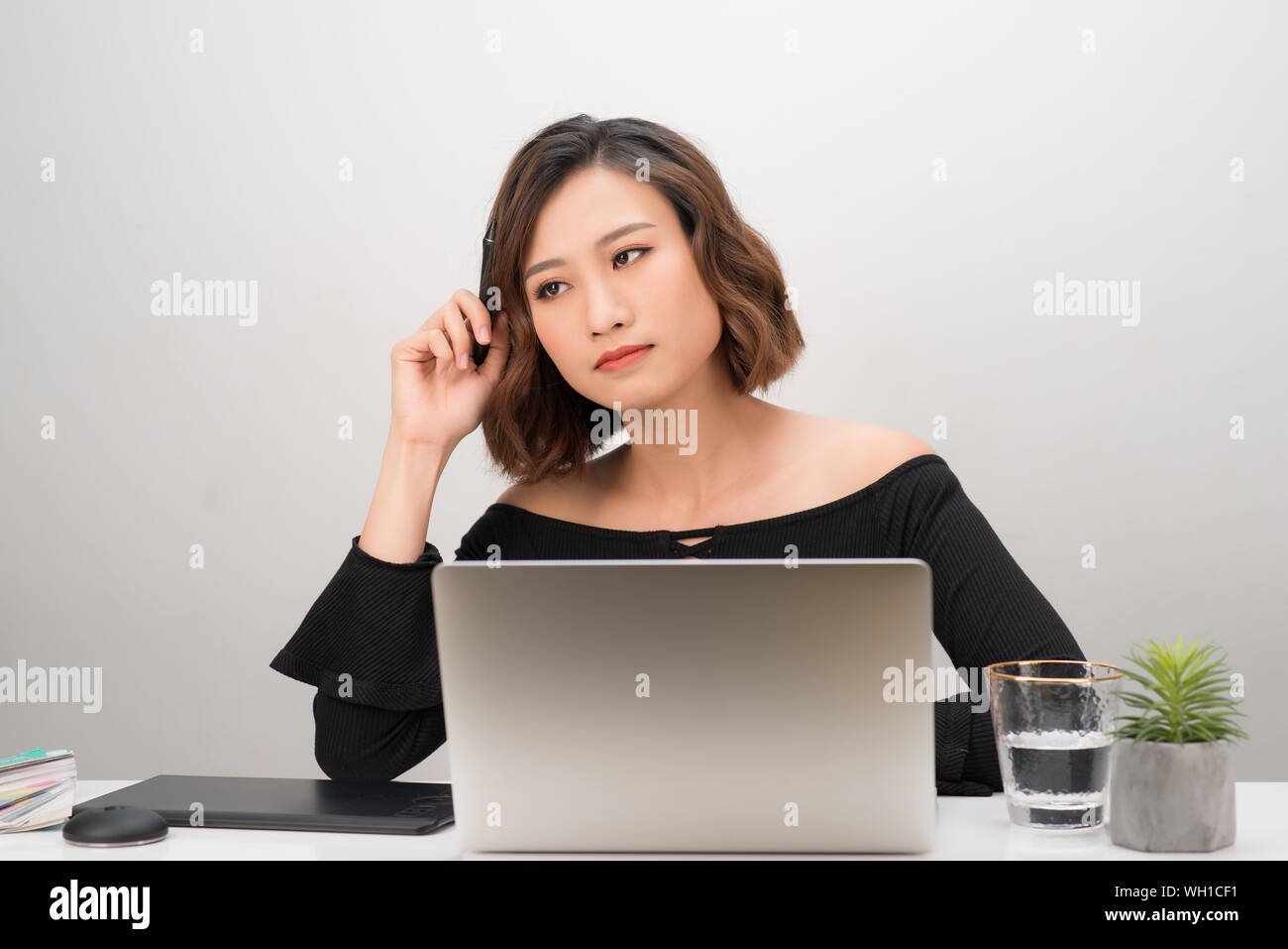 Asian girl graphic designer thinking idea for a new project, freelancer ...
