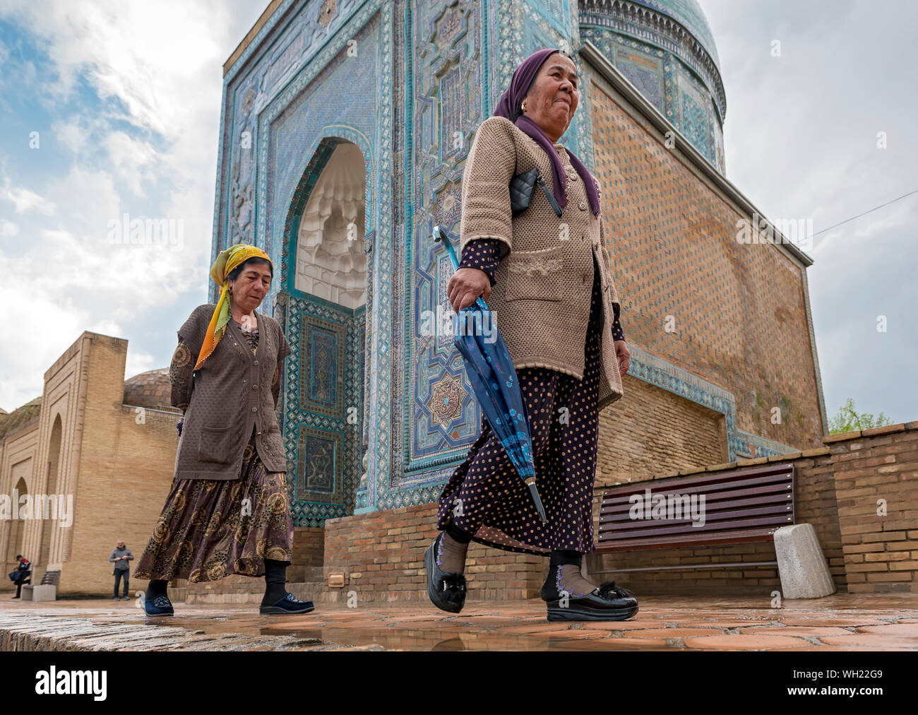 Uzbek women visit Shah-i-Zinda (Shohizinda) Necropolis, Samarkand, Uzbekistan Stock Photo
