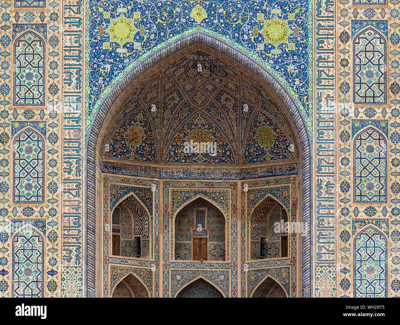 Decorative iwan entrance of Tilya-Kori (Tilla-Kari) Madrasah, Registan square, Samarkand, Uzbekistan Stock Photo