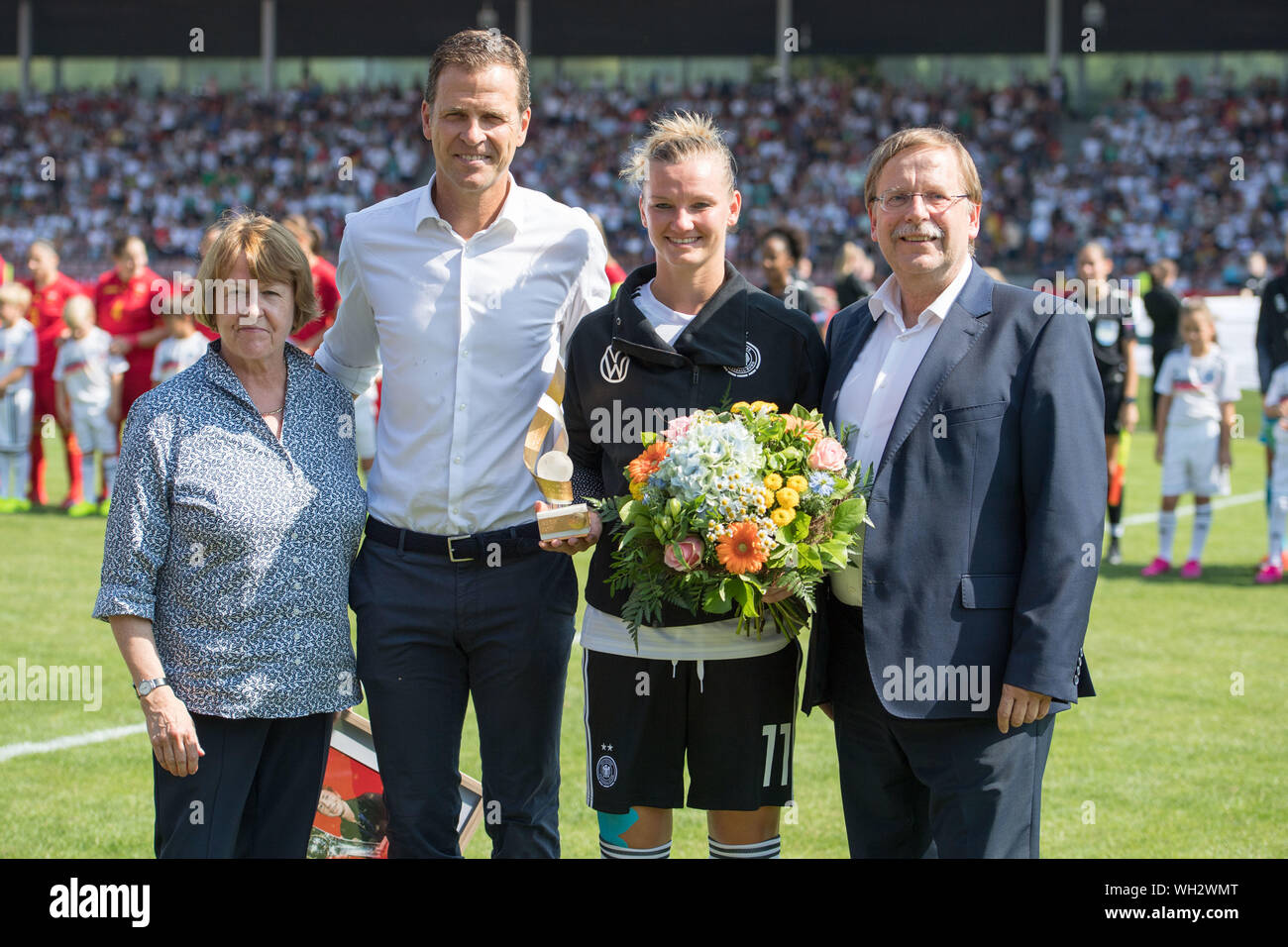 Kassel, Deutschland. 31st Aug, 2019. Alexandra POPP (2nd right to left, D) will be joined by Hannelore RATZEBURG (left, DFB Vice-President), Oliver BIERHOFF (2nd from left, DFB Director) and dr. Rainer KOCH (1.DFB Vice President) honored for the 100th Laertespiel, tribute, one hundred, Lvssnderspiel, Football Laender match, Women, European Championship Qualification, Germany (GER) - Montenegro (MNE) 10: 0, on 31.08.2019 in Kassel/Germany. ¬ | usage worldwide Credit: dpa/Alamy Live News Stock Photo