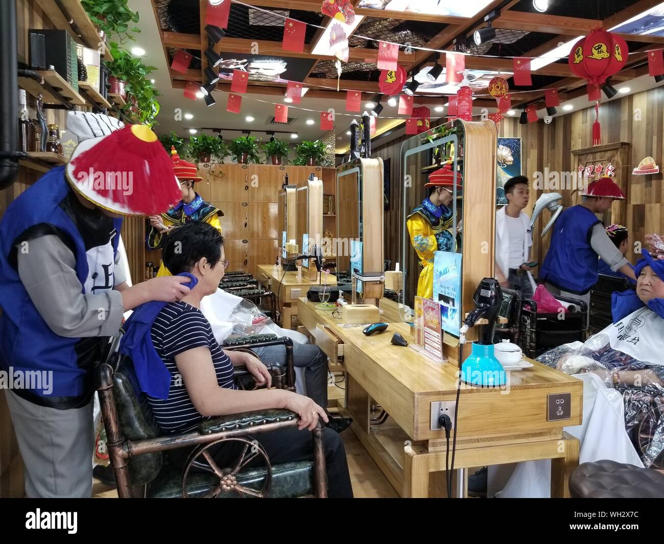 Xi'An, Xi'an, China. 2nd Sep, 2019. Xi'an, CHINAA shop assistant and a