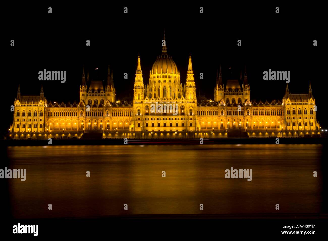 Parliament building night hi-res stock photography and images - Alamy
