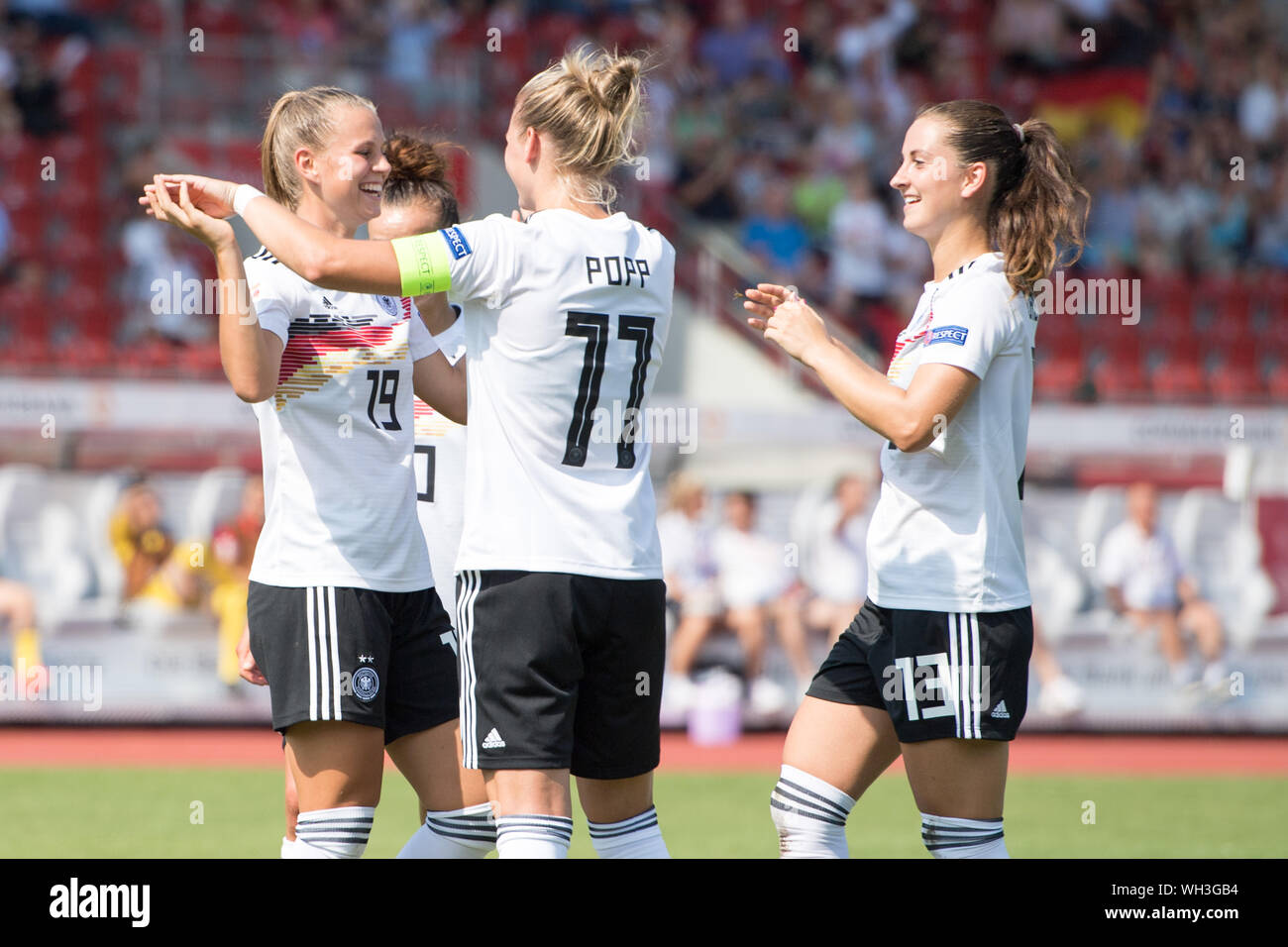 Kassel, Deutschland. 31st Aug, 2019. goalkeeper Klara BUEHL (left, Bvºhl, D) is pleased with Alexandra POPP (mi., D) and Sara DAEBRITZ (Dvssbritz, D) after the goal to make it 4-0 for Germany, jubilation, cheering, cheering, joy, cheers, celebrate, goaljubel, half figure, half figure, Soccer Laenderspiel, Women, EURO Qualification, Germany (GER) - Montenegro (MNE) 10: 0, on 31.08.2019 in Kassel/Germany. ¬ | usage worldwide Credit: dpa/Alamy Live News Stock Photo