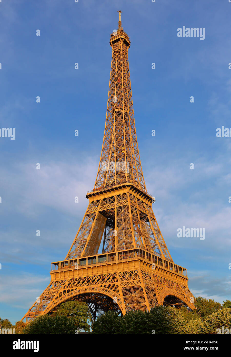 Vue de la Tour Eiffel depuis la Seine couleur ocre brun architecture métallique XIXeme siècle étages tourisme site ciel bleu soleil arches Stock Photo
