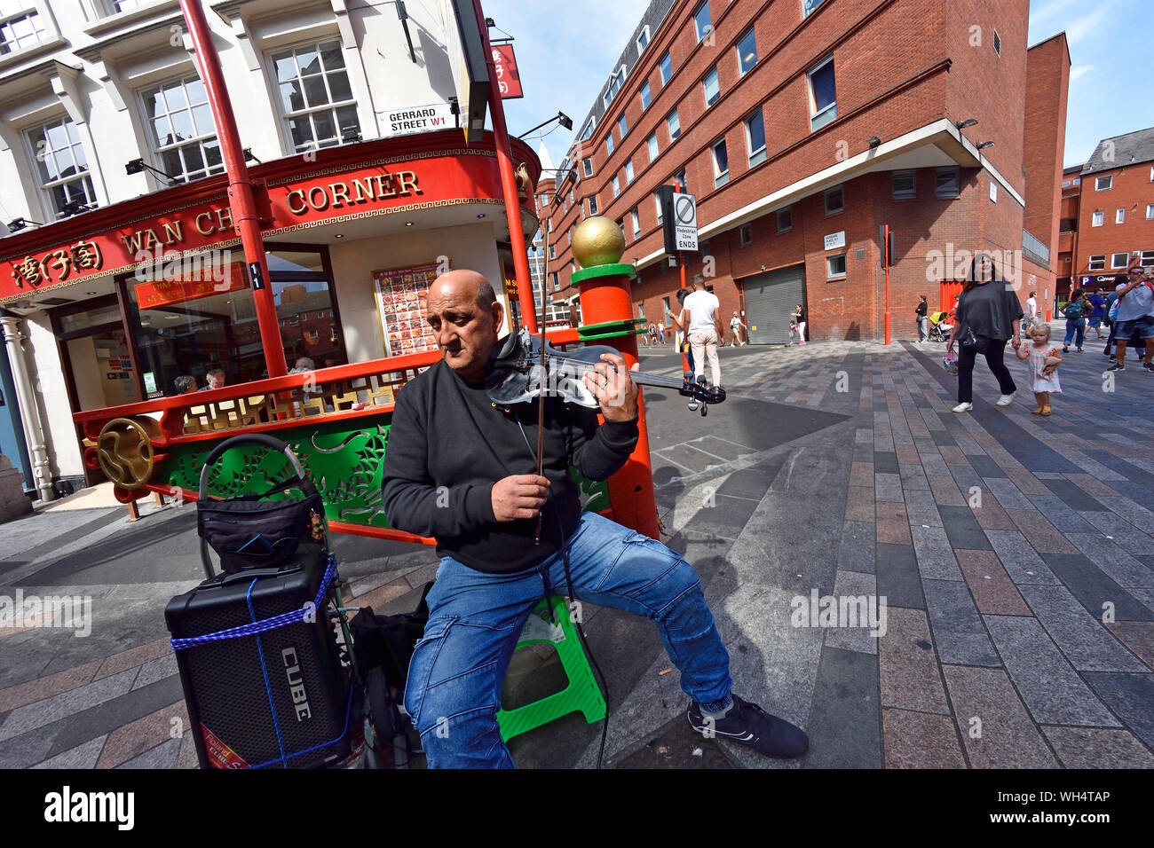 Electric violin busking hires stock photography and images Alamy