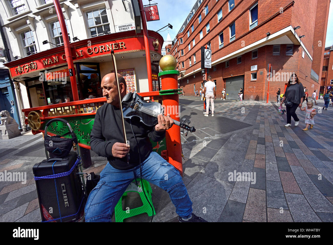 Electric violin busking hires stock photography and images Alamy