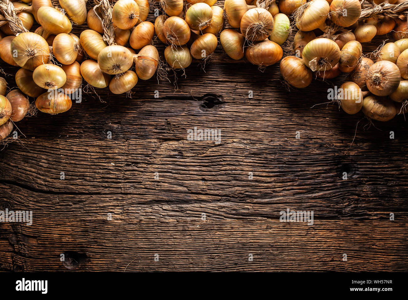Fresh yellow onions hi-res stock photography and images - Alamy