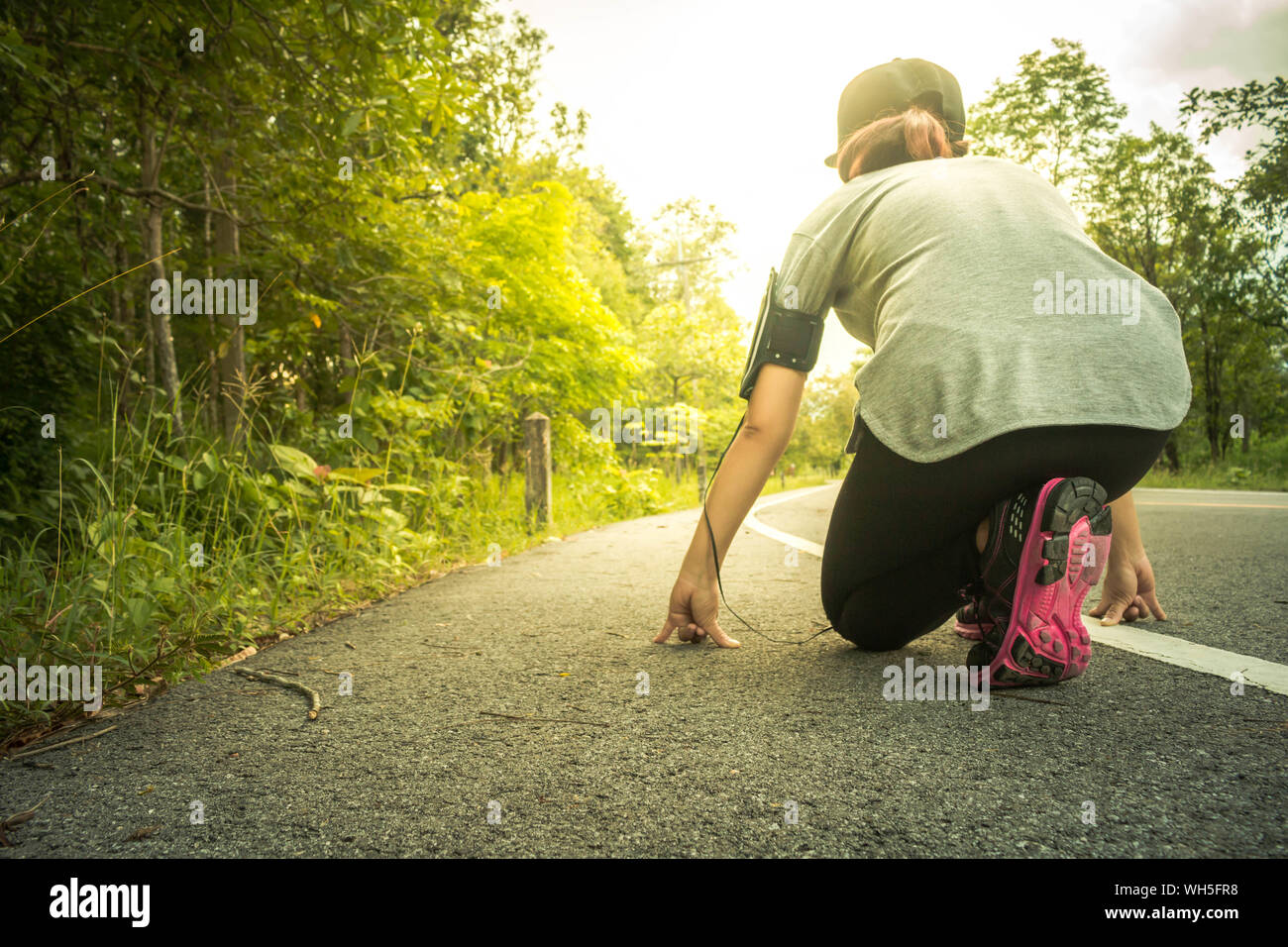 Woman kneeling sport hi-res stock photography and images - Alamy