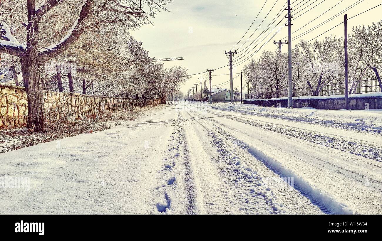 Snow covered roads hires stock photography and images Alamy