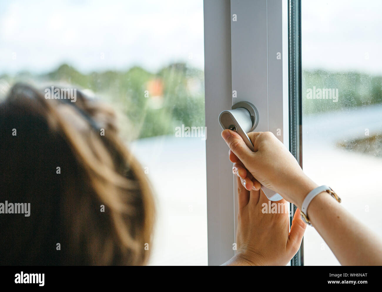 The window is closed. Close the window. Окна на уровне земли. Табличка закрыто на двери. The window is closed.