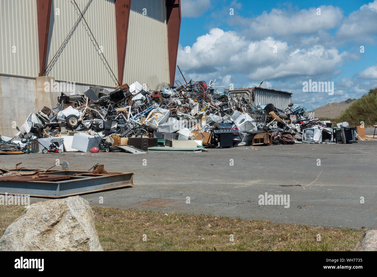 Big pile of scrap metal junk incl. file gas grill, lawnmower