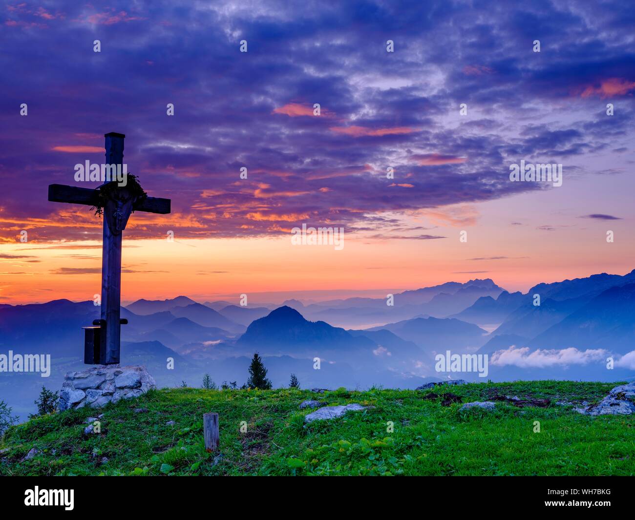 Ahornbuchsenkopf with summit cross, view at sunrise on alpine panorama, Osterhorn group, Dachstein and Tennen Mountains, Golling, Salzburger Land Stock Photo