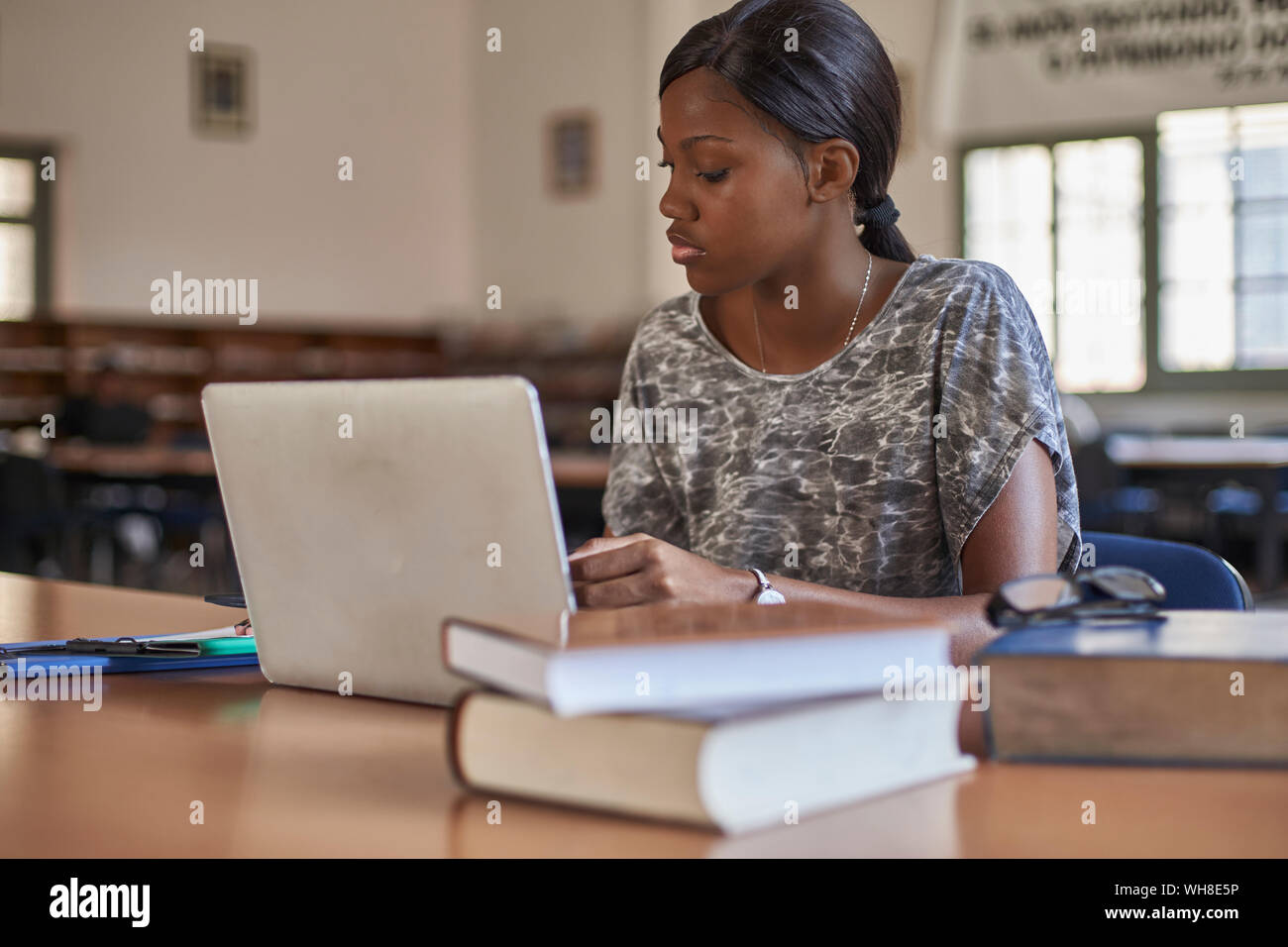 Black woman computer library hi-res stock photography and images - Alamy