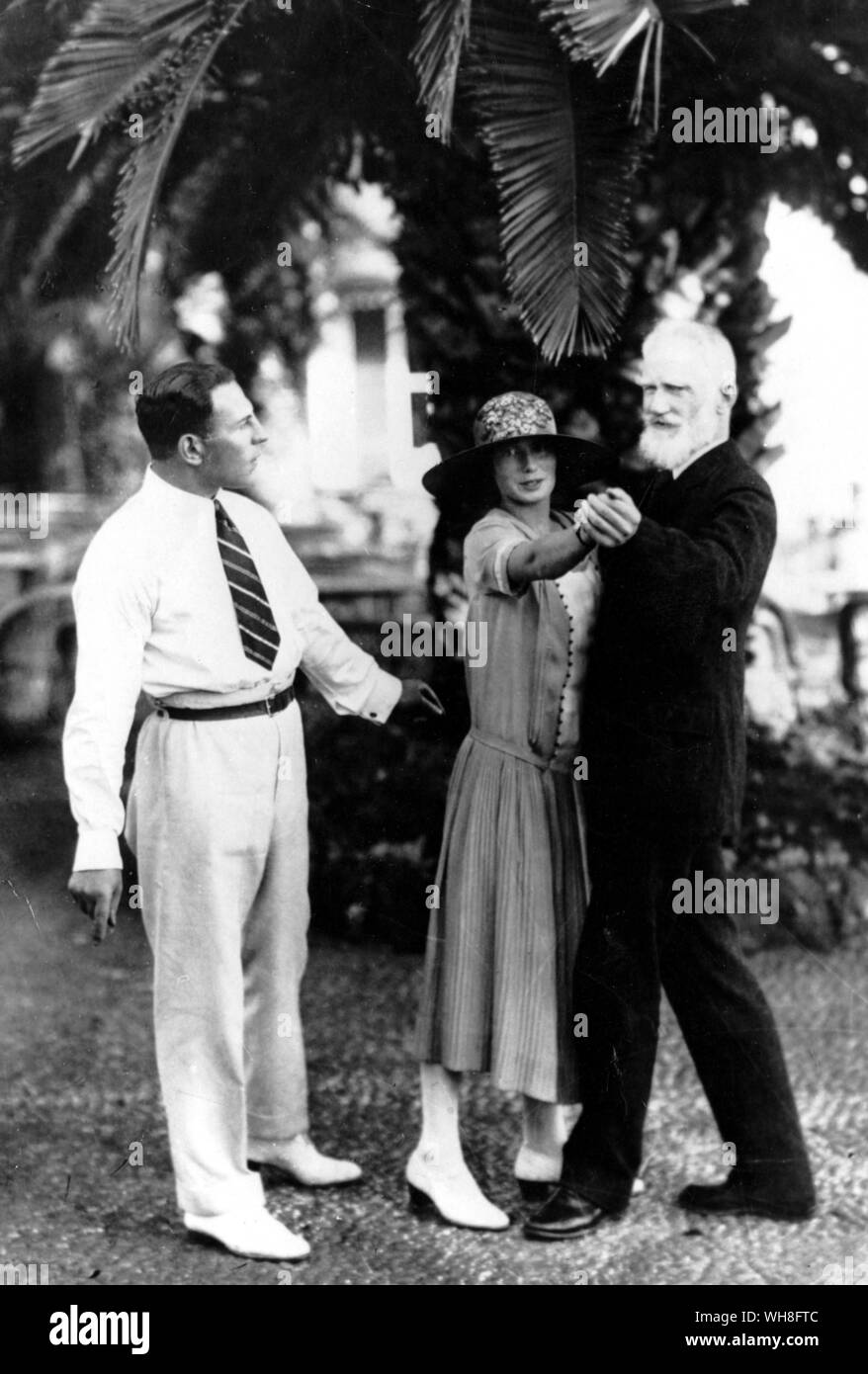 George Bernard Shaw at Reid's Madeira in 1927, taking dancing lessons from Mr and Mrs Max Rinder. George Bernard Shaw (1856-1950) was an Irish playwright and winner of the Nobel Prize for Literature in 1925. The Genius of Shaw page 157. Stock Photo