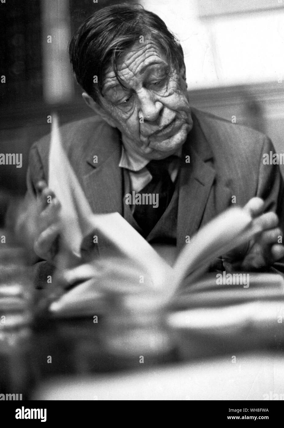 W H Auden: pause during a poetry reading at Oxford Union 1972. Wystan Hugh Auden (1907-1973) was an English poet and critic, widely regarded as among the most influential and important writers of the 20th century. He spent the first part of his life in the United Kingdom, but emigrated to the United States in 1939, becoming a U.S. citizen in 1946. W H Auden, The Life of a Poet, by Charles Osborne.. . . Stock Photo