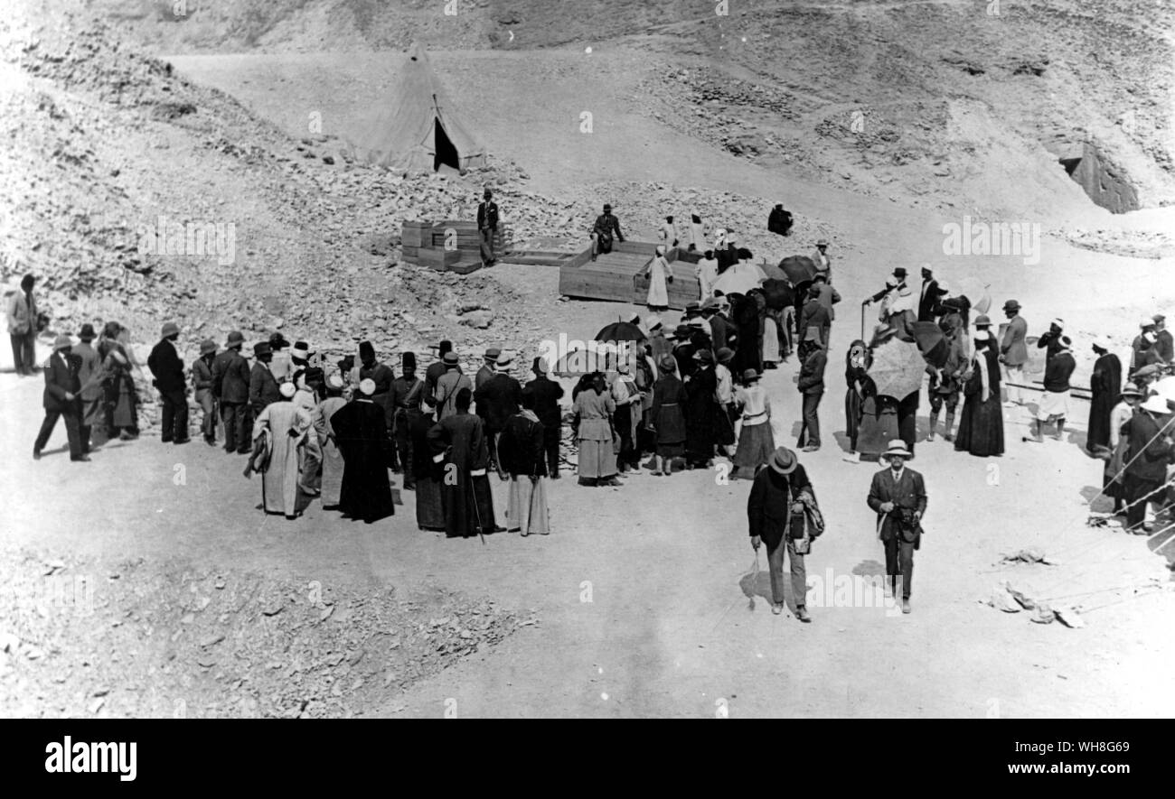 Visitors at the entrance of the tomb at the time of the discovery. Tutankhamen by Christiane Desroches Noblecourt, page 19.. Stock Photo