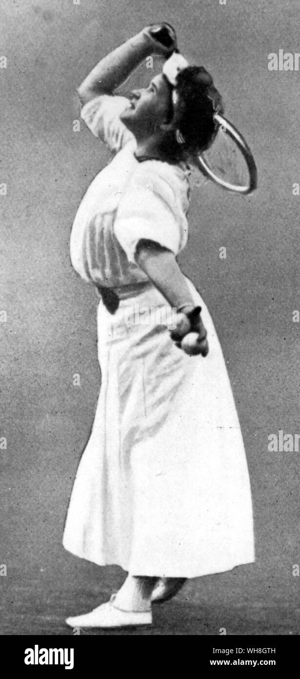 Miss May Sutton in 1907. The first to roll up her sleeves, she wins in 1905. The Encyclopedia of Tennis page 239. Stock Photo