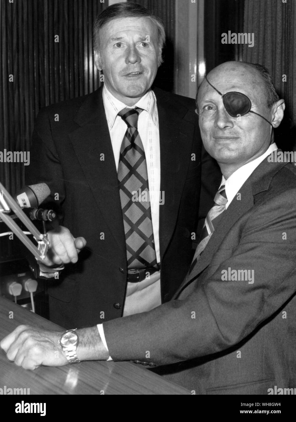 Jimmy Young OBE and Lieutenant General Moshe Dayan (1915 -1981) in 1976, Chief of Staff of the Israel Defence Forces (IDF) during the 1956 Suez campaign. An Israeli military leader and politician, Moshe Dayan was the fourth Chief of Staff of the Israel Defence Forces (1953-1958). Stock Photo
