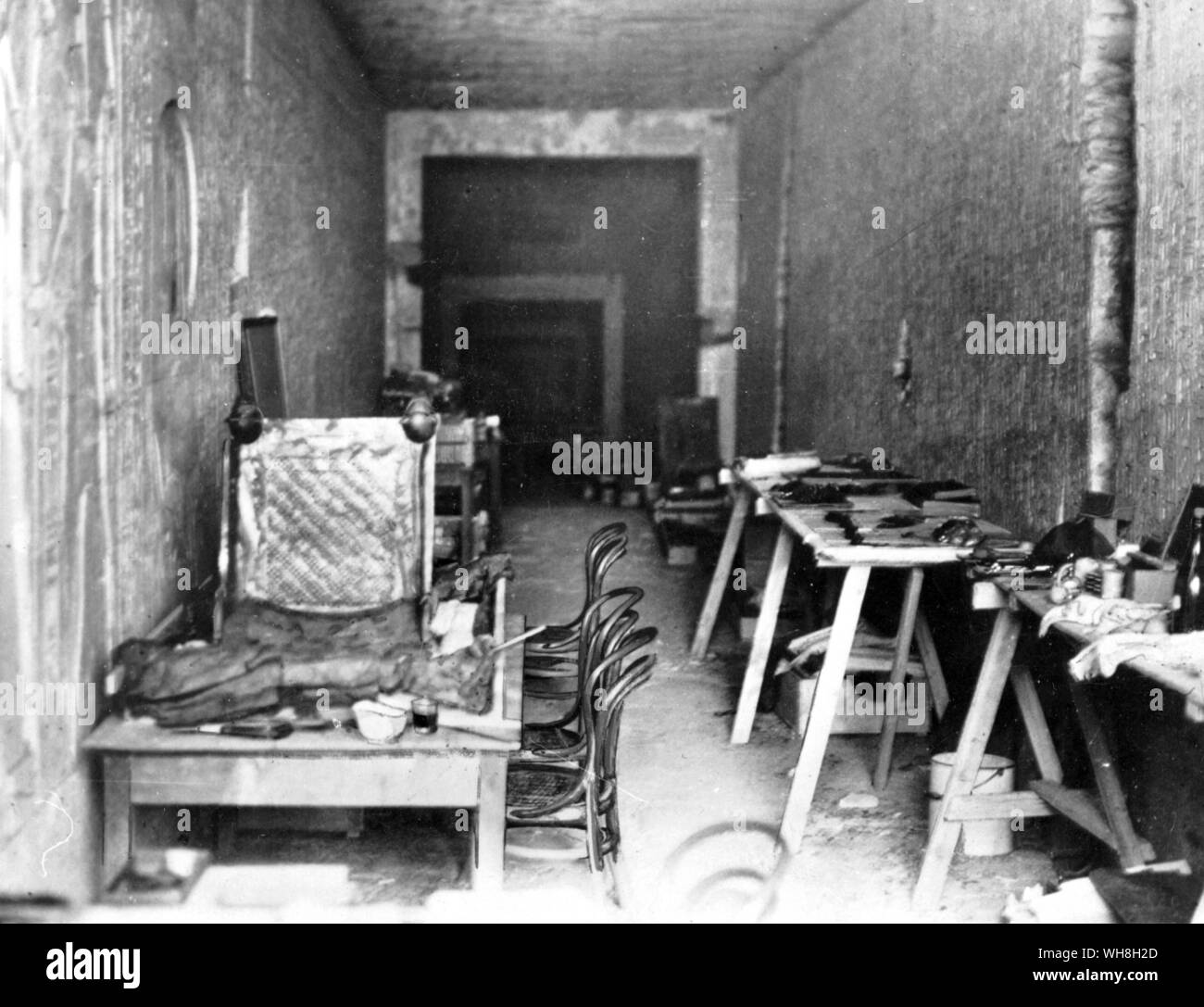 Field laboratory in the tomb of Sethos II, (reigned from 1200-1194BC). The Treasures of Tutankhamen, The Exhibition Catalogue by I E S Edwards, page 39. Stock Photo
