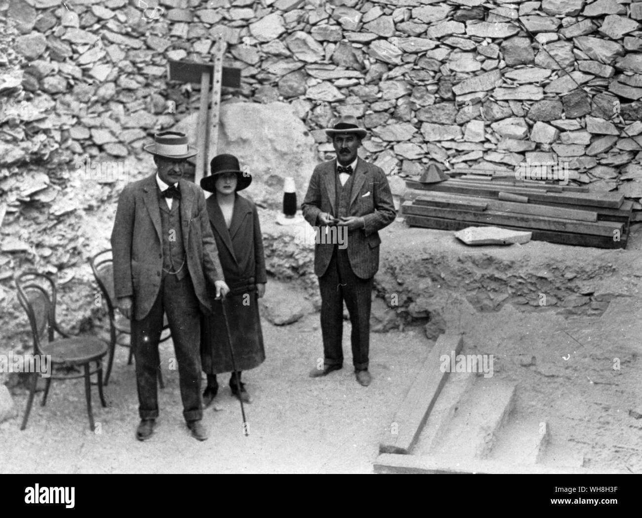 Lord Carnarvon, Lady Evelyn Herbert and Mr Howard Carter at the Entrance to the Tomb of Tutankhamen. The Treasures of Tutankhamen, The Exhibition Catalogue by I E S Edwards, page 26. Stock Photo