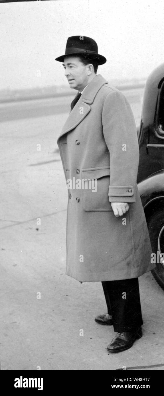 Sir Hartley Shawcross, the Attorney General, dashes back from Paris for the Tribunal at Church House, Westminster, December 1948. The Right Honourable Hartley William Shawcross, Baron Shawcross, (1902-2003), was a British barrister and politician and the lead British prosecutor at the Nuremberg War Crimes tribunal. Stock Photo