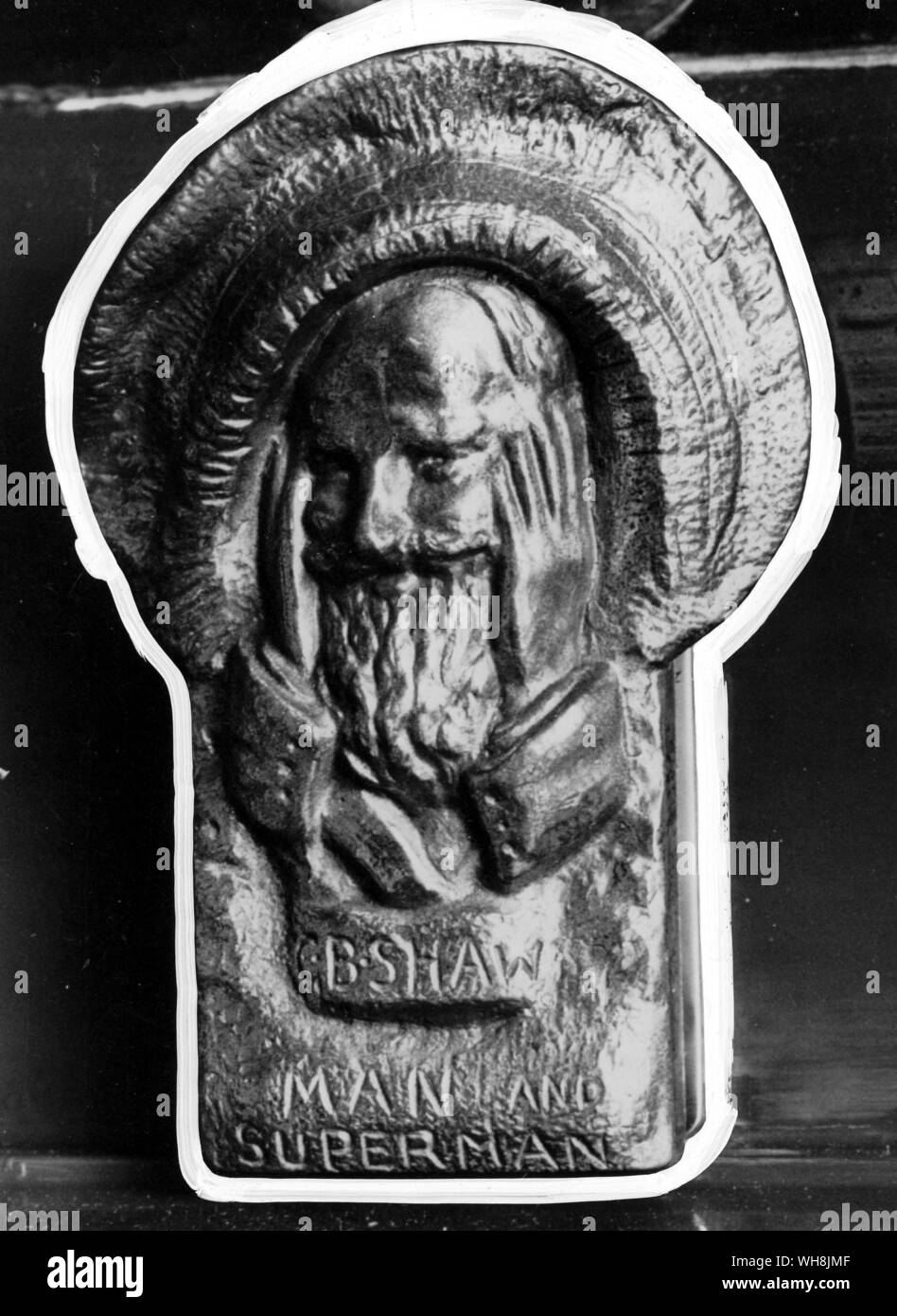 The brass door knocker at George Bernard Shaw's Cormer depicting Shaw with the inscription Man and Superman Stock Photo