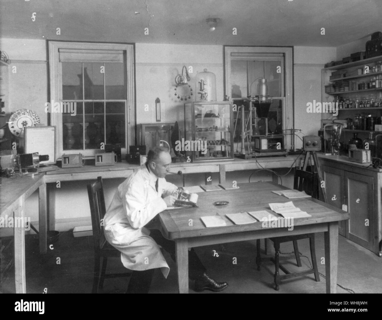 Laboratory Queensbury Place of Psychic Research Harry Price at table Stock Photo