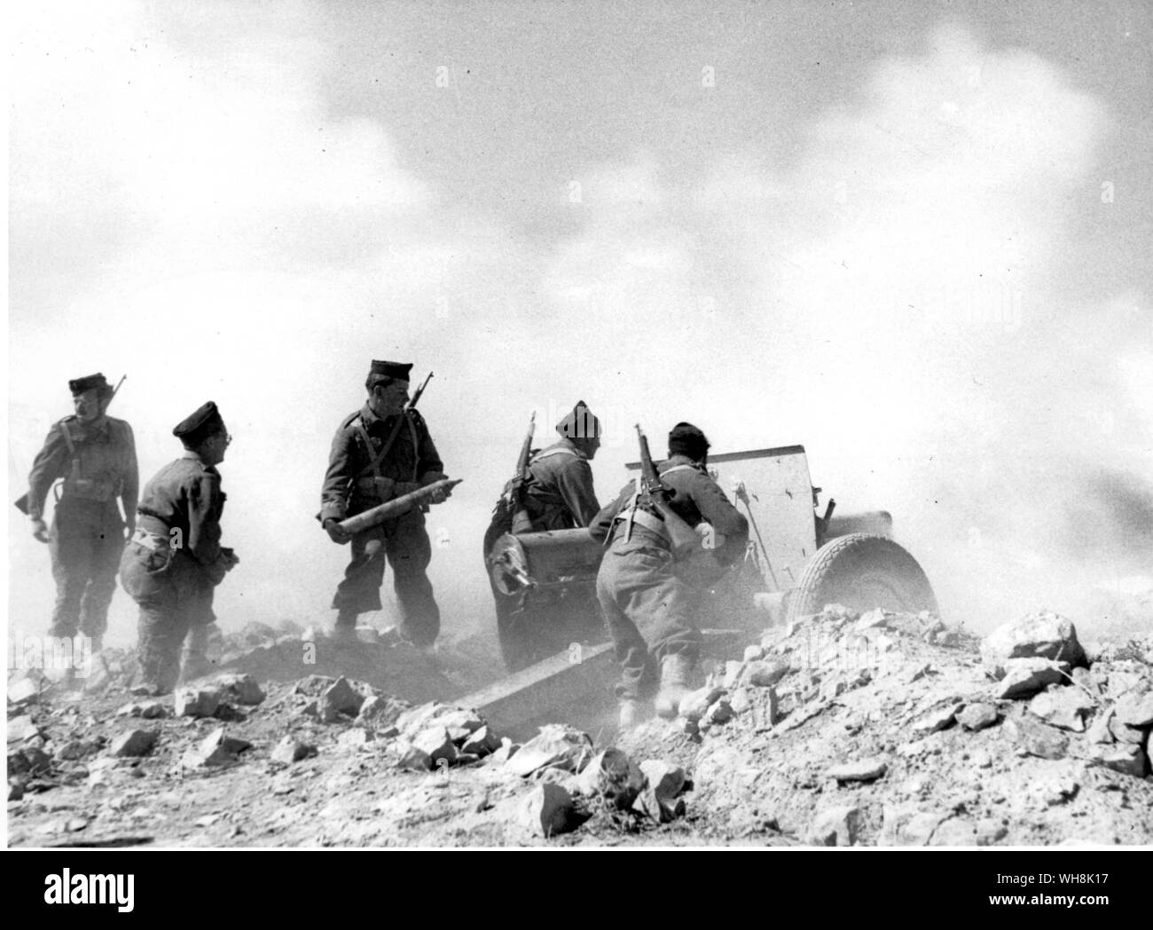 Free French gunners defend Bir Hakeim during Rommel's offensive in the Western Desert. Stock Photo