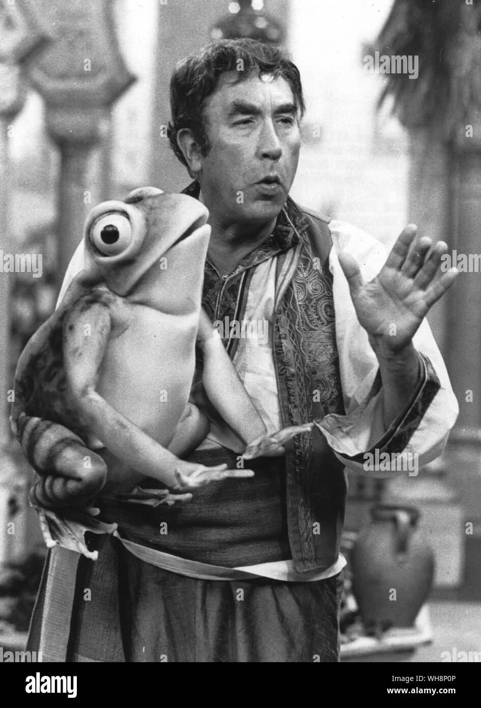 Frankie Howerd ( Francis Alex Howard) ( 1922-1992) as Ali Oopla in Whoops Baghdad 1972. English comedian and actor Stock Photo