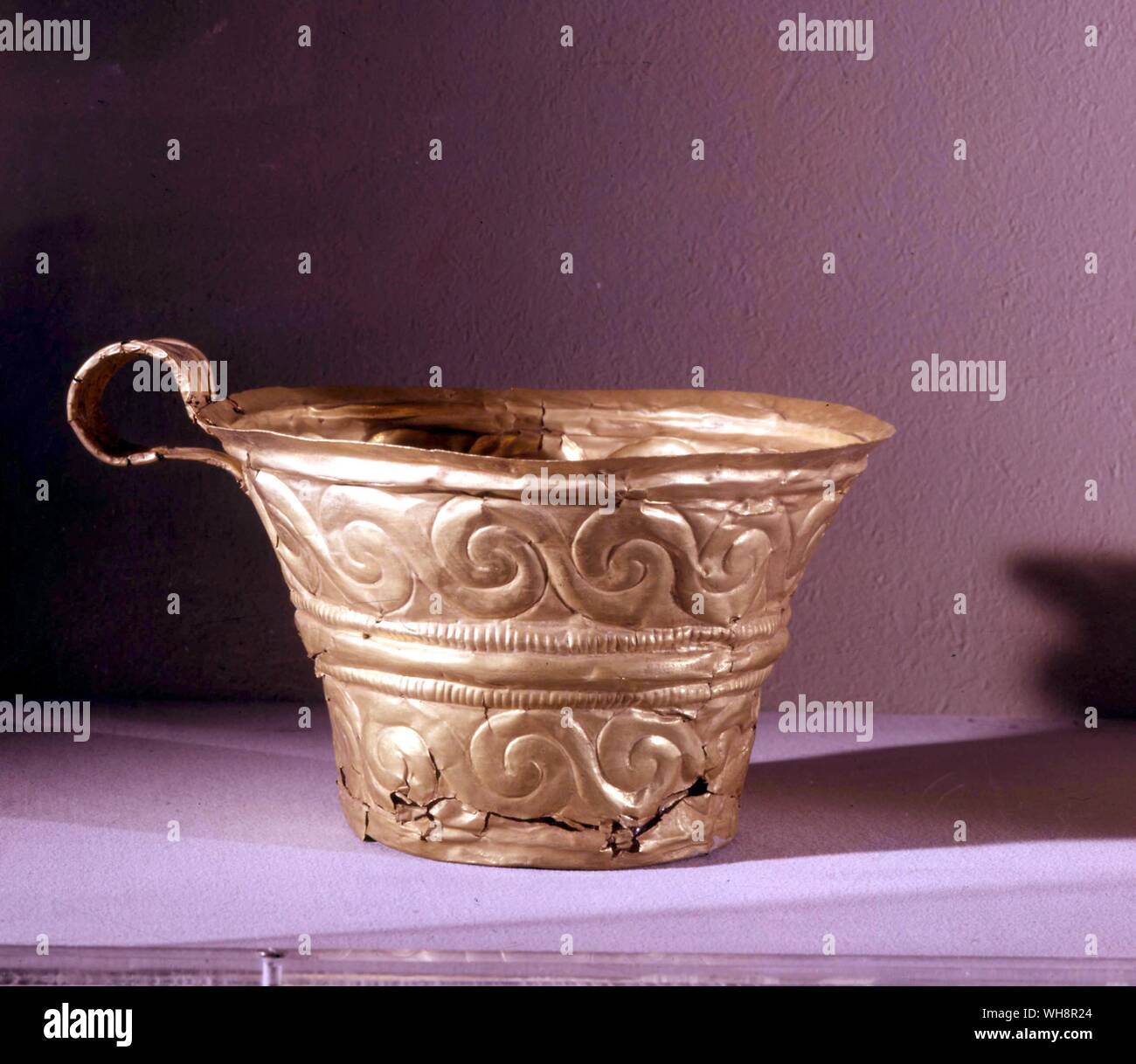 Rivalling the riches of Mycenae.  Gold cups from a tomb at Peristeria, near Pylos, c.1500 BC Stock Photo