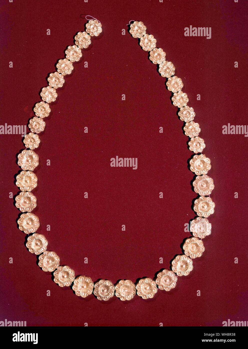 The Mycenaean love of gold.  Necklace from the domed tomb of Dendra, c.1400 BC Stock Photo