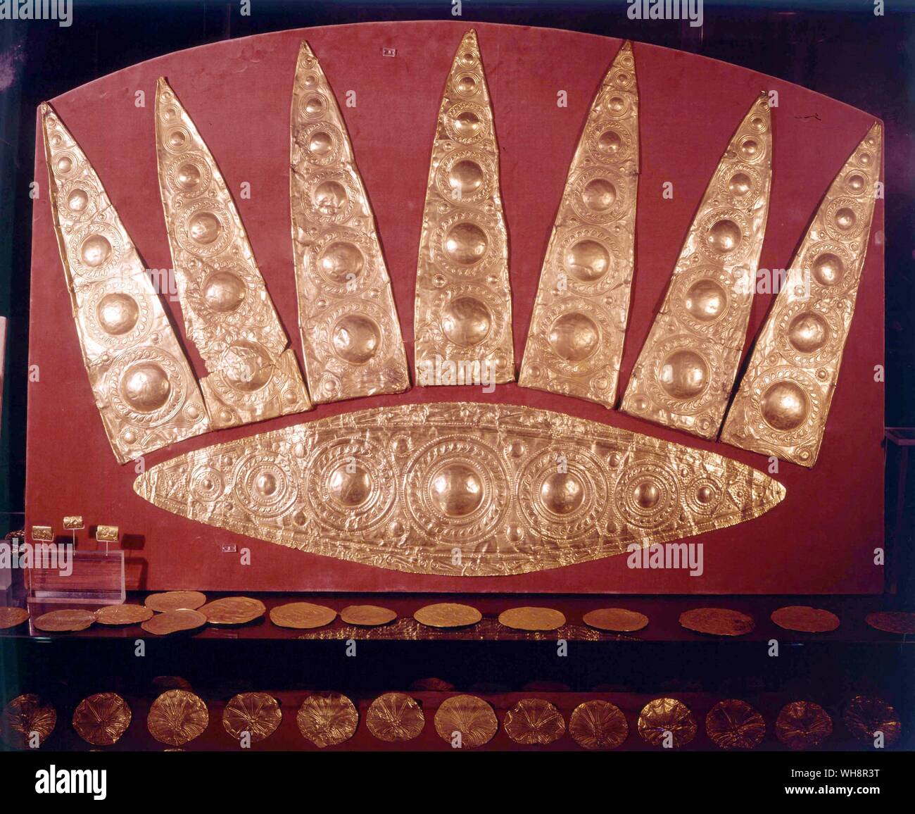 Gold crown historical hi-res stock photography and images - Alamy