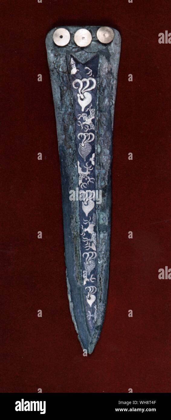 Dragons in lapis lazuli crystal and gold. Dagger hilt from the Upper Grave Circle Mycenae 16th century Stock Photo