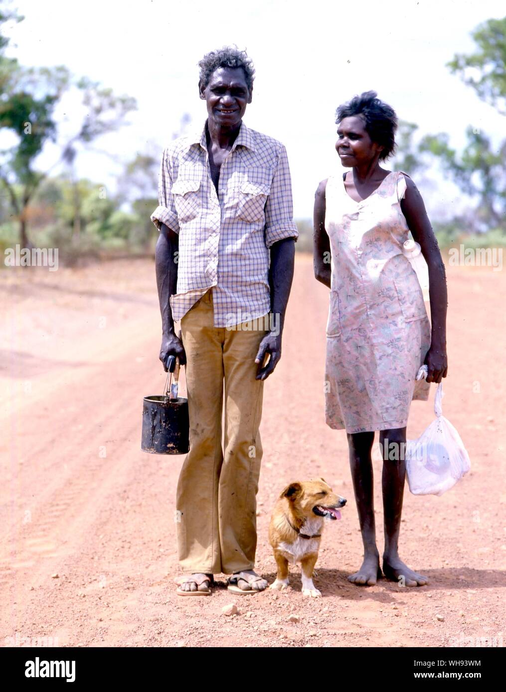 Married couple Bamyili. In the billy can is sugar bag, a wild beehive knocked down out of a tree with a tomahawk Stock Photo