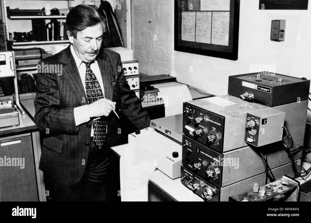 1980: Professor Arnold Beckett at work on the equipment used for detecting anabolic streoids. Stock Photo
