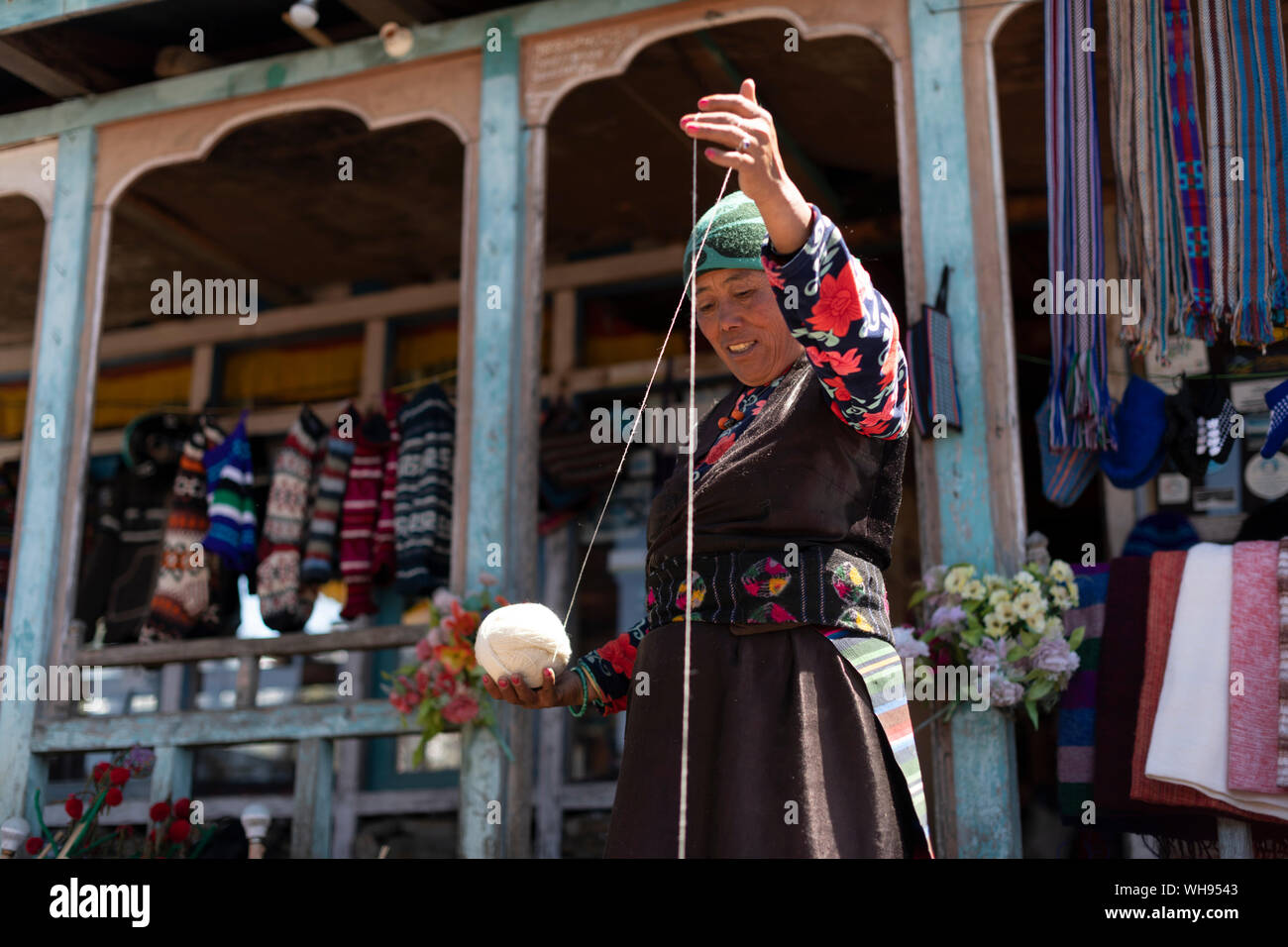 A Sherpa woman from Gosainkund spins baby Yak wool using the traditional method with a spindle, Langtang region, Nepal, Asia Stock Photo