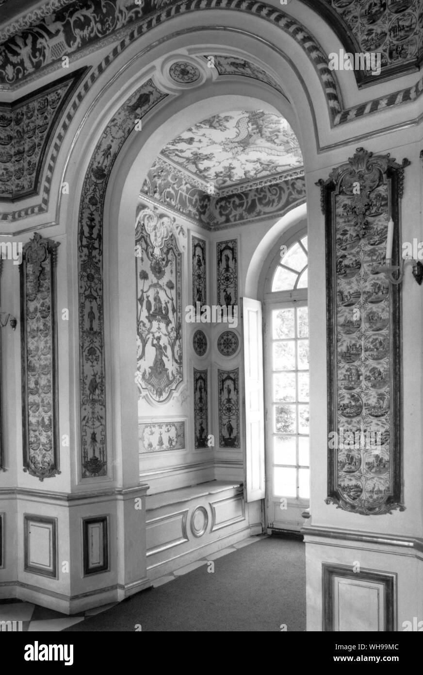 Blue and white Delft tiles and chinoiserie painting on the landing of the Pagodenburg. See p. 165 Stock Photo