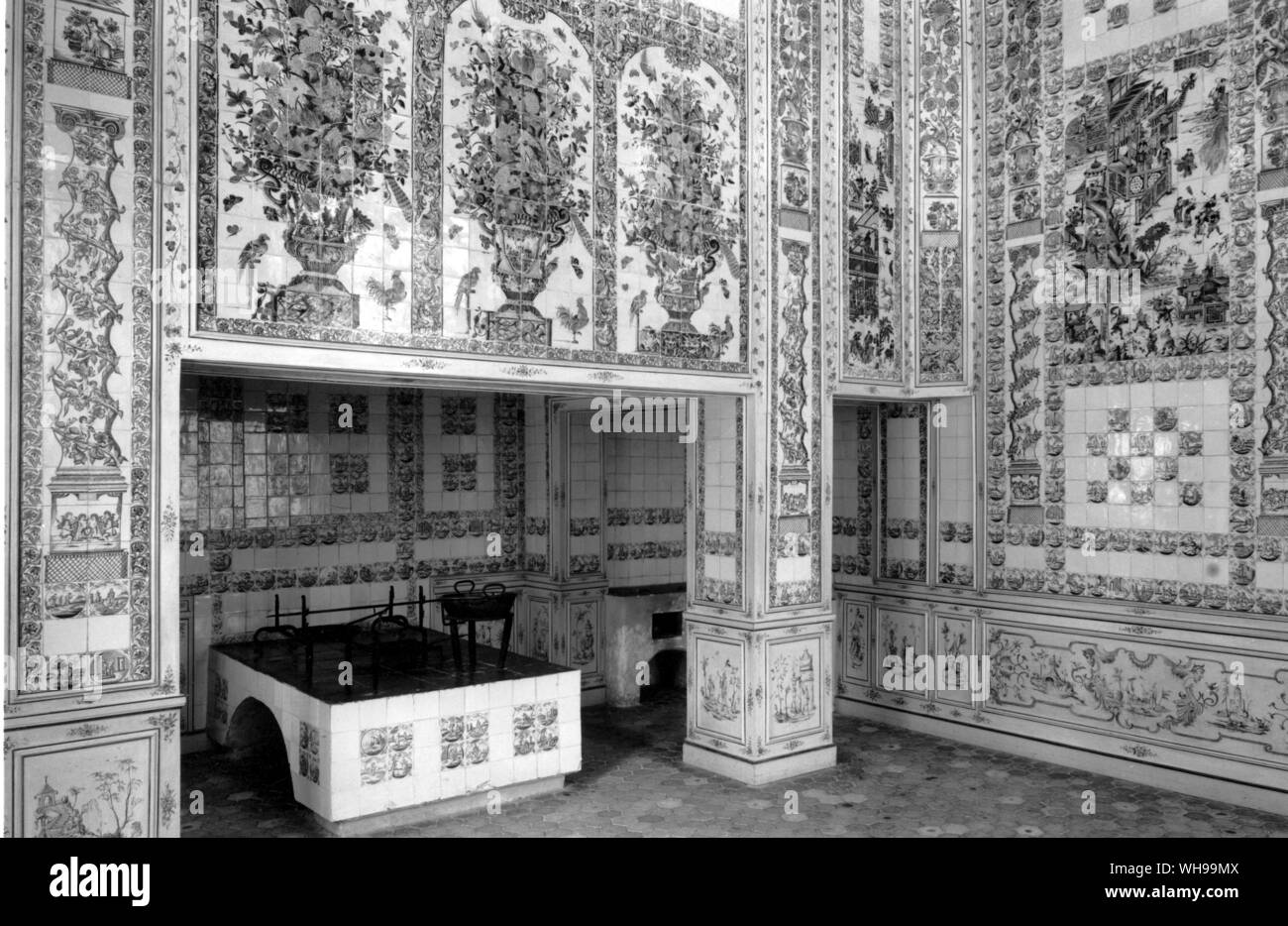 The tiled kitchen of the Amalienburg. Schloss Nymphenburg  polychrome and blue-and-white tiles Stock Photo